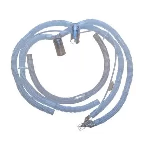 Foto do Circuitos Paciente descartáveis fabricados pela GlobalTec são compatíveis com várias marcas de ventiladores, esterilizados, prontos para uso. Detalhes: traqueias de 600 x 22, Conector Y com entrada para Termômetro , linha proximal com conector cônico, 2 suportes de linha proximal e 2 Drenos